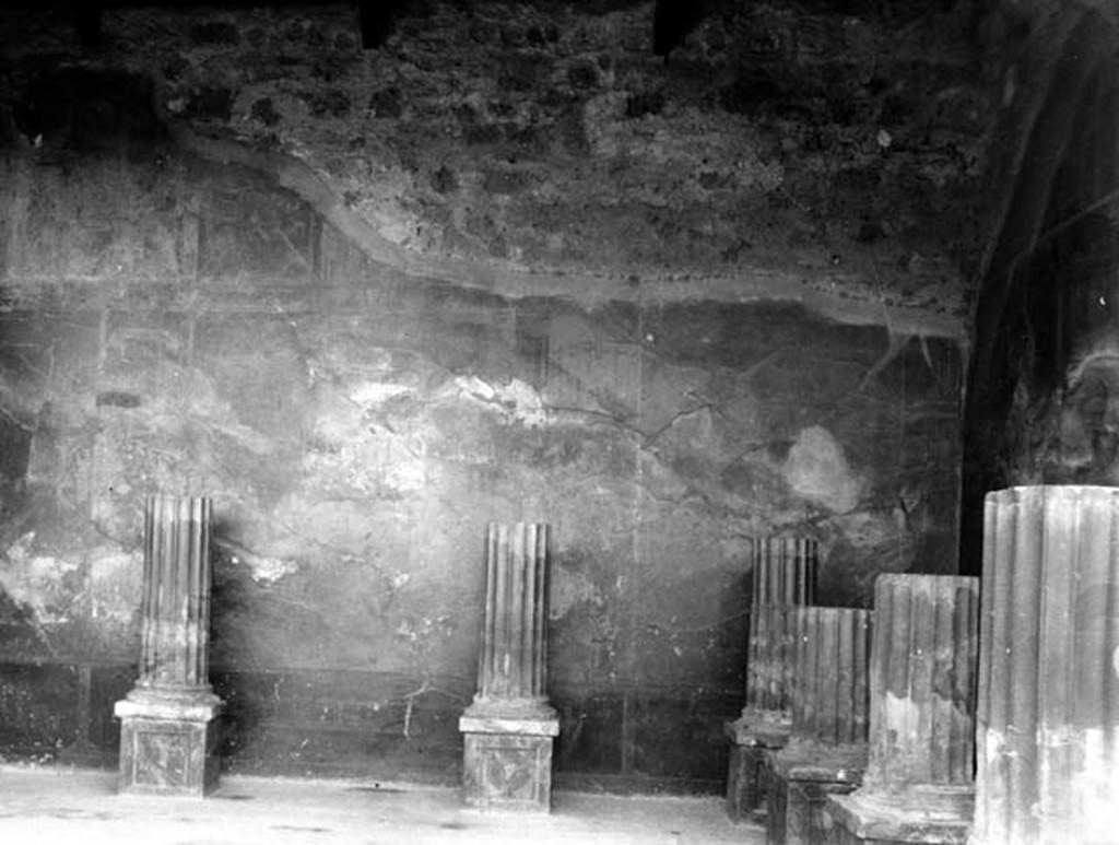 231189 Bestand-D-DAI-ROM-W.425.jpg
VI.9.2 Pompeii. W.425.  Room 24, east wall.
Photo by Tatiana Warscher. With kind permission of DAI Rome, whose copyright it remains. 
See http://arachne.uni-koeln.de/item/marbilderbestand/231189