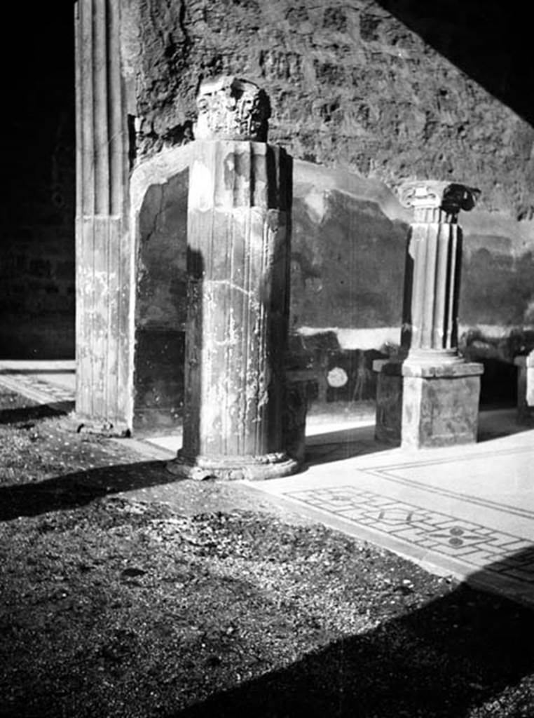 231186 Bestand-D-DAI-ROM-W.416.jpg
VI.9.2 Pompeii. W.416. Room 24, north-west corner.
Photo by Tatiana Warscher. With kind permission of DAI Rome, whose copyright it remains. 
See http://arachne.uni-koeln.de/item/marbilderbestand/231186