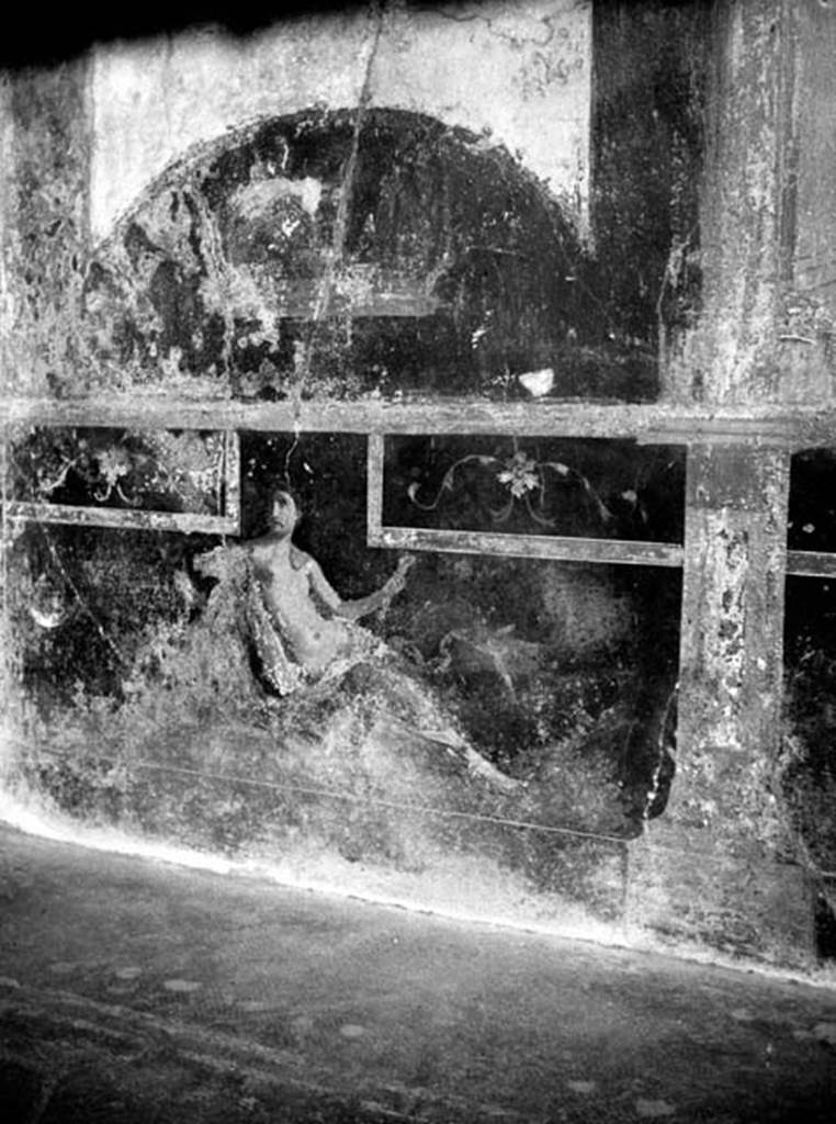 231689 Bestand-D-DAI-ROM-W.426.jpg
VI.9.2 Pompeii. W.426. Room 26, north end of east wall, painting of reclining figure.
Photo by Tatiana Warscher. With kind permission of DAI Rome, whose copyright it remains. 
See http://arachne.uni-koeln.de/item/marbilderbestand/231689