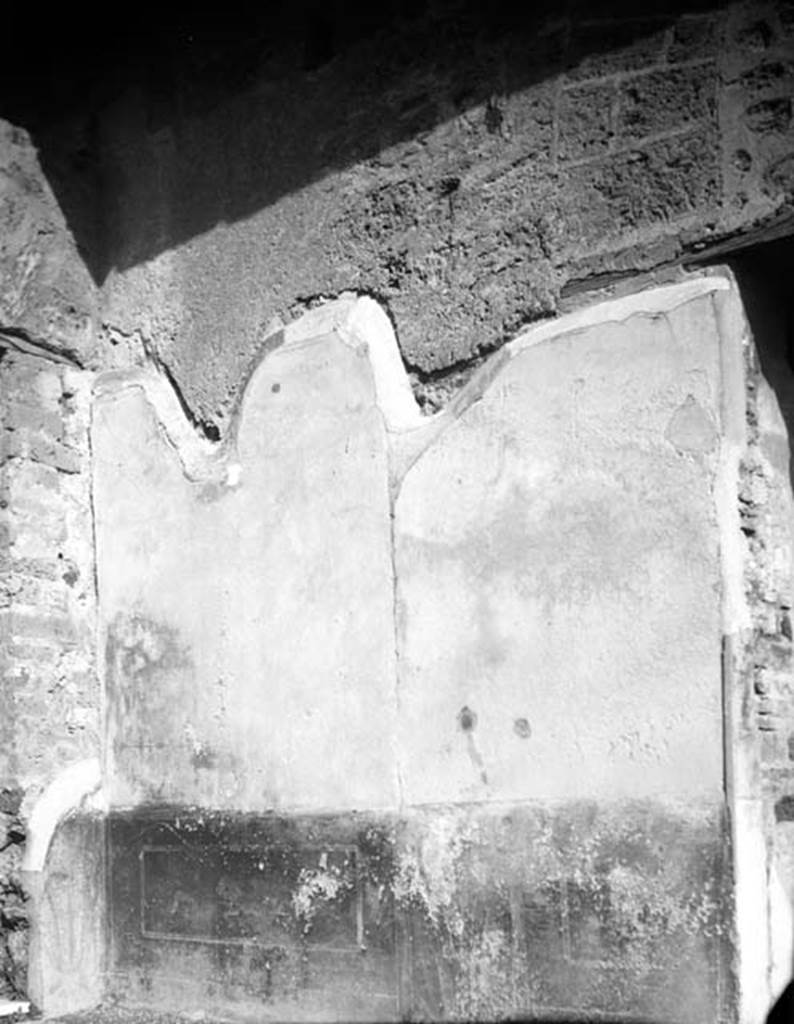 231492 Bestand-D-DAI-ROM-W.614.jpg
VI.9.2 Pompeii. W.614. Peristyle 16, remains of wall decoration from east wall of peristyle, on north side of doorway to room 27.
Photo by Tatiana Warscher. With kind permission of DAI Rome, whose copyright it remains. 
See http://arachne.uni-koeln.de/item/marbilderbestand/231492