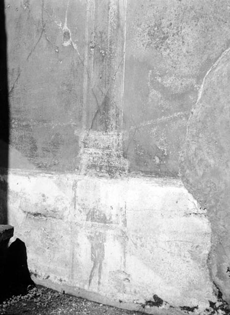 231026 Bestand-D-DAI-ROM-W.613.jpg
VI.9.2 Pompeii. W.613. Room 28, remains of figure from north wall.
Photo by Tatiana Warscher. With kind permission of DAI Rome, whose copyright it remains. 
See http://arachne.uni-koeln.de/item/marbilderbestand/231026