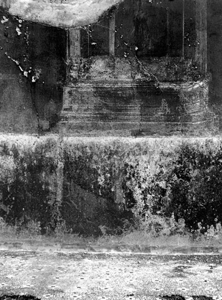 231490 Bestand-D-DAI-ROM-W.608.jpg
VI.9.2 Pompeii. W.608. Room 28, remains of wall decoration from east wall, and flooring.
Photo by Tatiana Warscher. With kind permission of DAI Rome, whose copyright it remains. 
See http://arachne.uni-koeln.de/item/marbilderbestand/231490