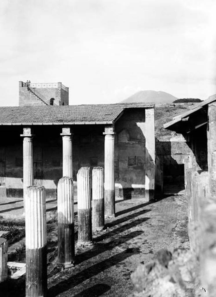 230837 Bestand-D-DAI-ROM-W.513.jpg
VI.9.2 Pompeii. W.513. Peristyle 16, looking towards north wall and towards room 28, on right.
Photo by Tatiana Warscher. With kind permission of DAI Rome, whose copyright it remains. 
See http://arachne.uni-koeln.de/item/marbilderbestand/230837