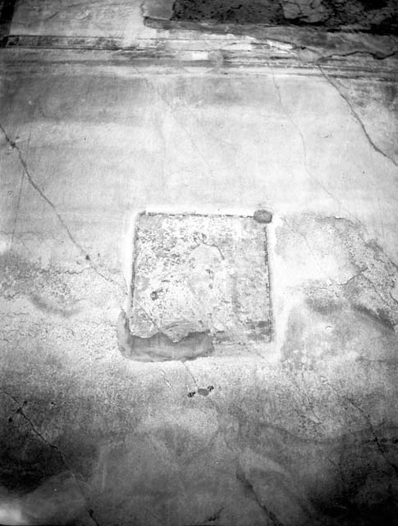231014 Bestand-D-DAI-ROM-W.575.jpg
VI.9.2 Pompeii. W.575. Peristyle 16, north wall showing first painting from east end. 
Photo by Tatiana Warscher. With kind permission of DAI Rome, whose copyright it remains. 
See http://arachne.uni-koeln.de/item/marbilderbestand/231014