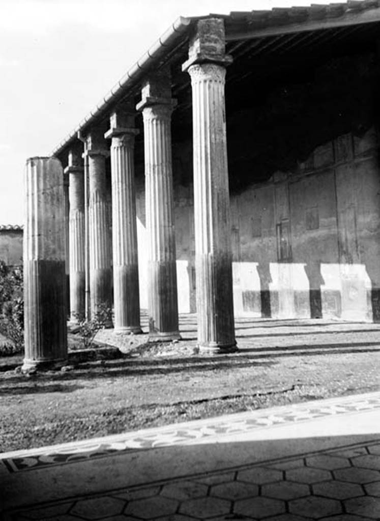 230839 Bestand-D-DAI-ROM-W.526.jpg
VI.9.2 Pompeii. W.526. Peristyle 16, looking west along north portico.
Photo by Tatiana Warscher. With kind permission of DAI Rome, whose copyright it remains. 
See http://arachne.uni-koeln.de/item/marbilderbestand/230839