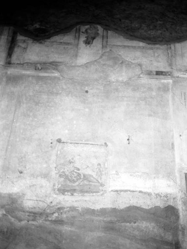 231211 Bestand-D-DAI-ROM-W.576.jpg
VI.9.2 Pompeii. W.576. Peristyle 16, second picture from east end of north wall.
Photo by Tatiana Warscher. With kind permission of DAI Rome, whose copyright it remains. 
See http://arachne.uni-koeln.de/item/marbilderbestand/231211