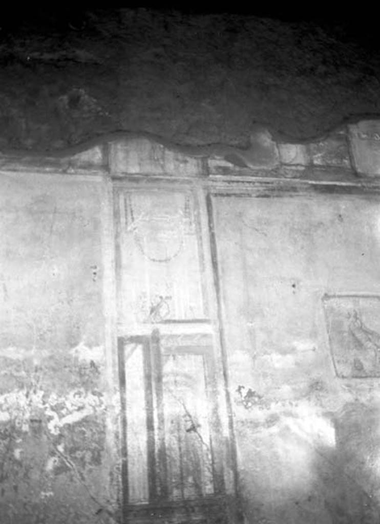 230844 Bestand-D-DAI-ROM-W.557.jpg
VI.9.2 Pompeii. W.557. North wall, wall decoration. On the right, the third painting from east end of north wall.
Photo by Tatiana Warscher. With kind permission of DAI Rome, whose copyright it remains. 
See http://arachne.uni-koeln.de/item/marbilderbestand/230844