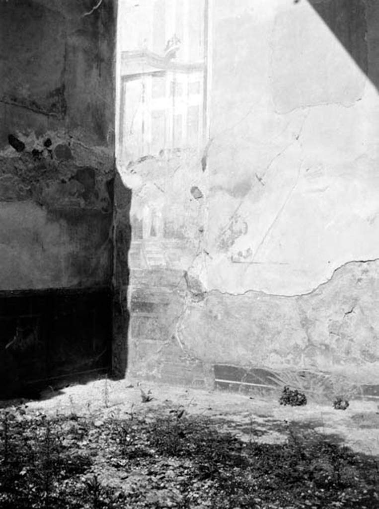 230846 Bestand-D-DAI-ROM-W.560.jpg
VI.9.2 Pompeii. W.560. Peristyle 16, north wall in north-west corner.
Photo by Tatiana Warscher. With kind permission of DAI Rome, whose copyright it remains. 
See http://arachne.uni-koeln.de/item/marbilderbestand/230846