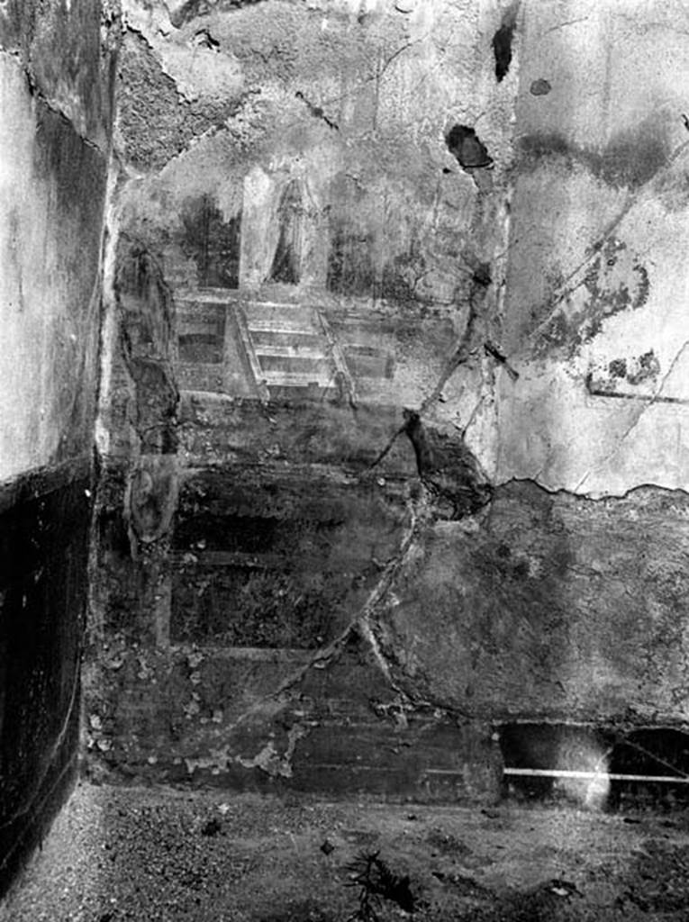 231004 Bestand-D-DAI-ROM-W.559.jpg
VI.9.2 Pompeii. W.559. Peristyle 16, painted wall decoration from west end of north wall.
Photo by Tatiana Warscher. With kind permission of DAI Rome, whose copyright it remains. 
See http://arachne.uni-koeln.de/item/marbilderbestand/231004