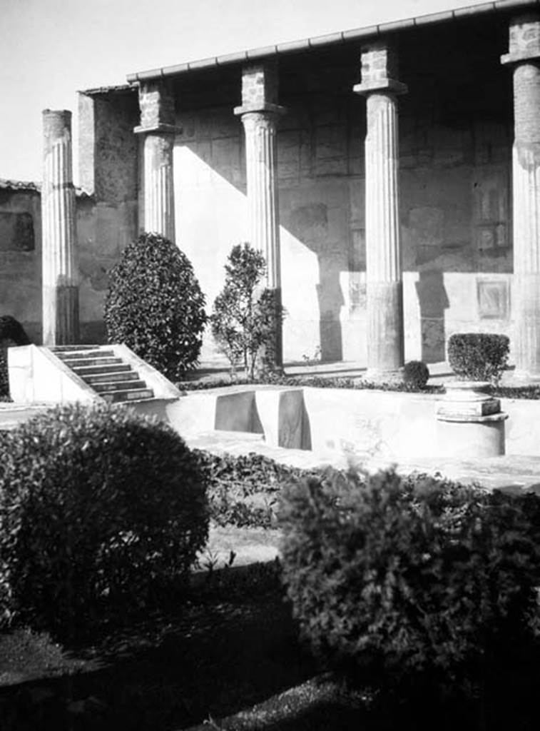 231479 Bestand-D-DAI-ROM-W.527.jpg
VI.9.2 Pompeii. W.527. Peristyle 16, looking north-west across pool, showing north wall with remains of wall paintings.
Photo by Tatiana Warscher. With kind permission of DAI Rome, whose copyright it remains. 
See http://arachne.uni-koeln.de/item/marbilderbestand/231479