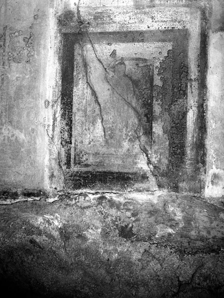 VI.9.2 Pompeii. W.567. Peristyle 16, remains of wall decoration.
Photo by Tatiana Warscher. Photo © Deutsches Archäologisches Institut, Abteilung Rom, Arkiv.