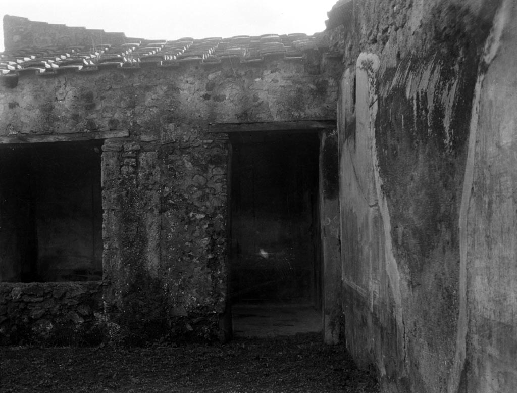 VI.9.2 Pompeii. W.431. 
South-west corner of peristyle, looking south towards window and doorway to room 29, from the peristyle area.
Photo by Tatiana Warscher. Photo © Deutsches Archäologisches Institut, Abteilung Rom, Arkiv.