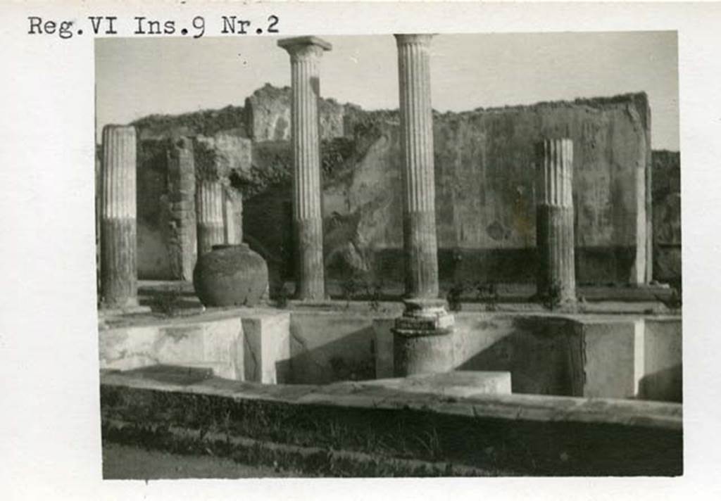 VI.9.2 Pompeii. 1937-1939. Peristyle garden 17, looking south-east across pool.
Photo courtesy of American Academy in Rome, Photographic Archive.  Warsher collection no. 414a.
