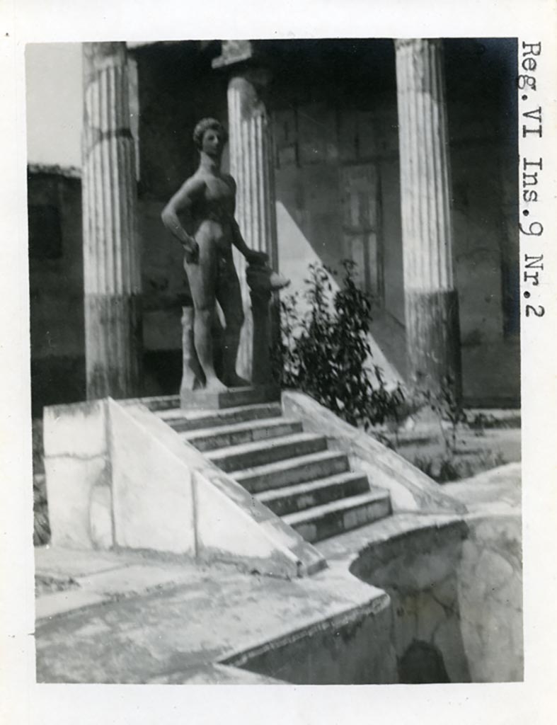 VI.9.2 Pompeii. Pre-1937-1939.
Peristyle garden 17, marble fountain 19 with steps or cascade at west end of pool.  
Photo courtesy of American Academy in Rome, Photographic Archive. Warsher collection no. 413.