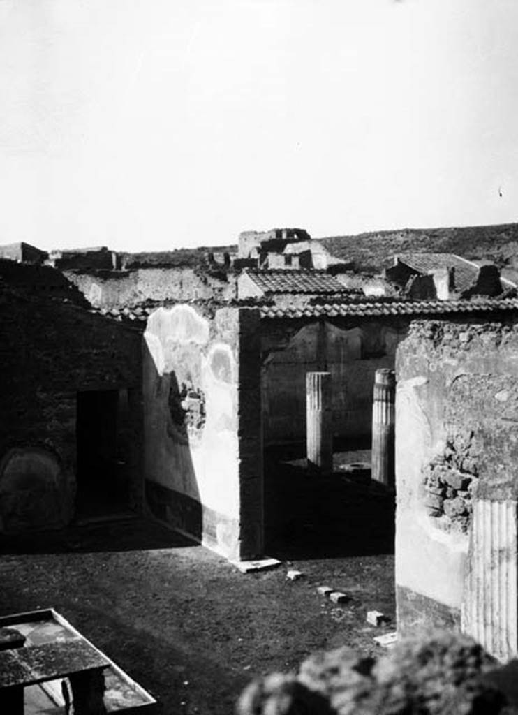 231717 Bestand-D-DAI-ROM-W.505.jpg
VI.9.2 Pompeii. W.505. Looking towards north-west corner and north wall of atrium, and threshold of atrium to peristyle.
Photo by Tatiana Warscher. With kind permission of DAI Rome, whose copyright it remains. 
See http://arachne.uni-koeln.de/item/marbilderbestand/231717