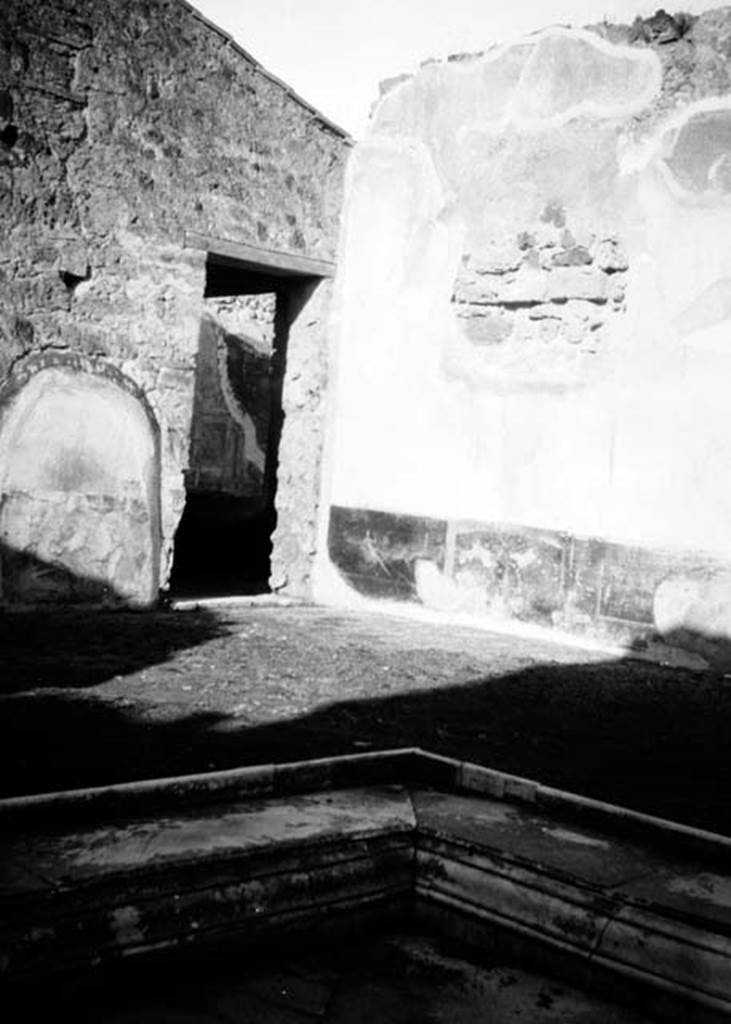 231460 Bestand-D-DAI-ROM-W.462.jpg
VI.9.2 Pompeii. W.462. Room 2, north-west corner and west end of north wall of atrium.
Photo by Tatiana Warscher. With kind permission of DAI Rome, whose copyright it remains. 
See http://arachne.uni-koeln.de/item/marbilderbestand/231460