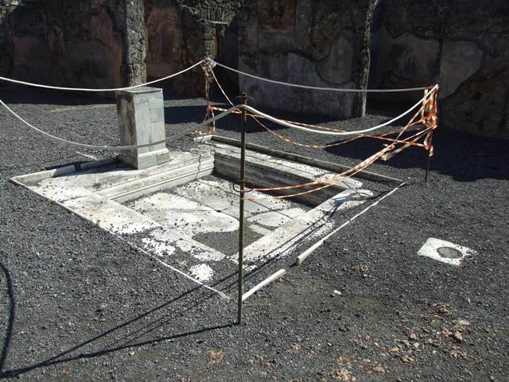 VI.9.2 Pompeii.  March 2009.  Room 2.  Atrium.  Marble Impluvium 3, podium 5 and cistern mouth.