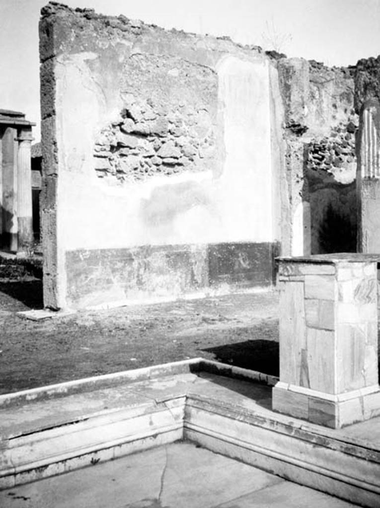 231698 Bestand-D-DAI-ROM-W.463.jpg
VI.9.2 Pompeii. W.463. Room 2, east end of north wall of atrium with site of painting of abandoned Dido, see below, and painted Nereid on dado.
Photo by Tatiana Warscher. With kind permission of DAI Rome, whose copyright it remains. 
See http://arachne.uni-koeln.de/item/marbilderbestand/231698