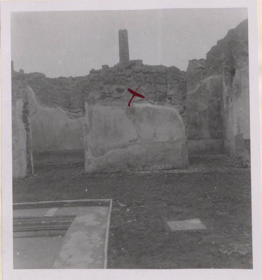 VI.9.2 Pompeii. Pre-1943. Looking towards south wall of atrium between doorways to rooms 13 and 12.
“X” marks the spot where the painting below was found.
According to Warscher –
The painting "Myth of Apollo" was located on the south wall section between rooms 12 and 13.
There was no trace of the painting around this central painting.
(La pittura “Mito di Apollo” trovavasi sulla sezione della parete sud fra le stanze 12 e 13. 
Non era rimasta nessuna traccia della pittura intorno questo quadro centrale.)
See Warscher, T. 1942. Catalogo illustrato degli affreschi del Museo Nazionale di Napoli. Sala LXXXII. Vol.4. Rome, Swedish Institute