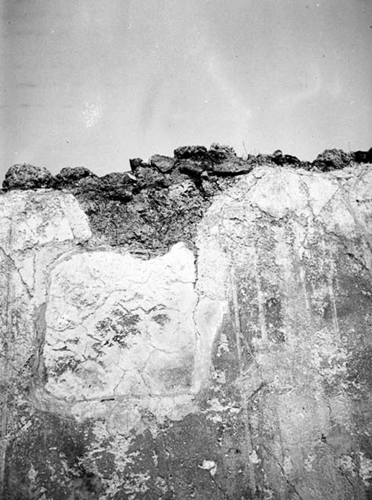 231703 Bestand-D-DAI-ROM-W.475.jpg
VI.9.2 Pompeii. W.475. Room 12, east wall.
Photo by Tatiana Warscher. With kind permission of DAI Rome, whose copyright it remains. 
See http://arachne.uni-koeln.de/item/marbilderbestand/231703