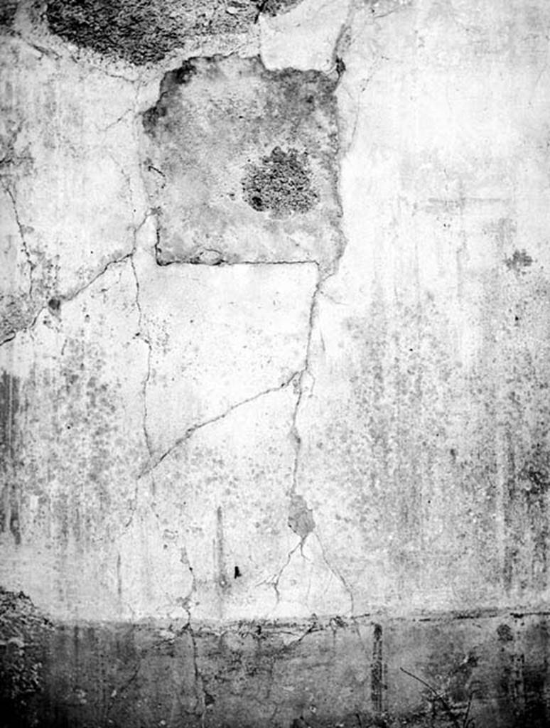 231704 Bestand-D-DAI-ROM-W.476A.jpg
VI.9.2 Pompeii. W.476A. Room 13, east wall with remains of wall decoration.
Photo by Tatiana Warscher. With kind permission of DAI Rome, whose copyright it remains. 
See http://arachne.uni-koeln.de/item/marbilderbestand/231704