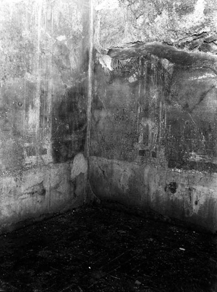 231200 Bestand-D-DAI-ROM-W.478.jpg
VI.9.2 Pompeii. W.478. Room 14, looking towards south-west corner. At the west end of the south wall in the last panel, centre left, a flying figure can be seen.
Photo by Tatiana Warscher. With kind permission of DAI Rome, whose copyright it remains. 
See http://arachne.uni-koeln.de/item/marbilderbestand/231200