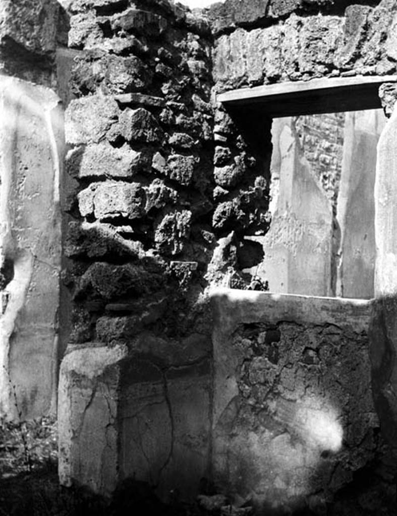 231706 Bestand-D-DAI-ROM-W.481.jpg
VI.9.2 Pompeii. W.481. Room 14, doorway in north wall, and north-east corner.
Photo by Tatiana Warscher. With kind permission of DAI Rome, whose copyright it remains. 
See http://arachne.uni-koeln.de/item/marbilderbestand/231706