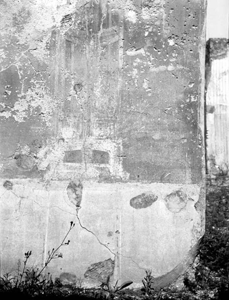 231705 Bestand-D-DAI-ROM-W.477.jpg
VI.9.2 Pompeii. W.477. Room 14, remains of wall decoration from north wall on west side of doorway.
Photo by Tatiana Warscher. With kind permission of DAI Rome, whose copyright it remains. 
See http://arachne.uni-koeln.de/item/marbilderbestand/231705