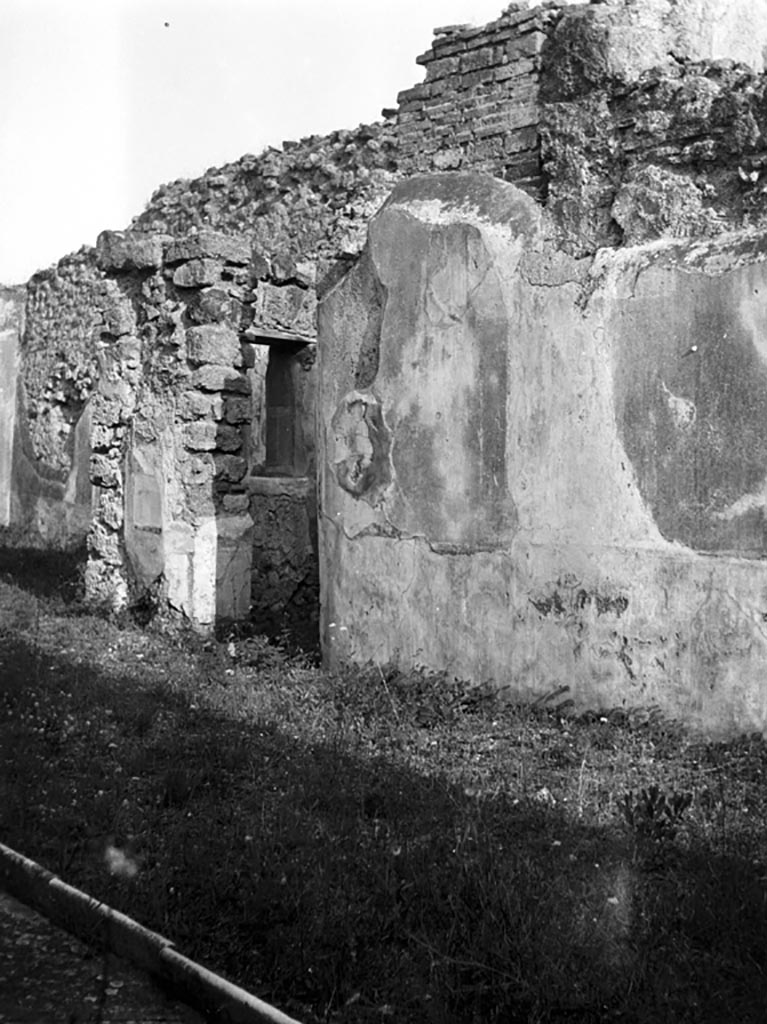 VI.9.2 Pompeii. W.460 Room 2, south-east corner of atrium, with doorways to rooms 15 and 14.
Photo by Tatiana Warscher. Photo © Deutsches Archäologisches Institut, Abteilung Rom, Arkiv.