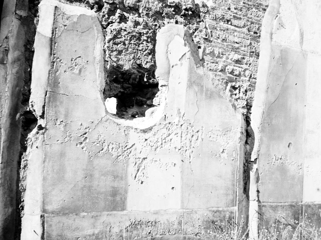 VI.9.2 Pompeii. W.485. Room 15, remains of painted wall decoration at west end of north wall.
Photo by Tatiana Warscher. Photo © Deutsches Archäologisches Institut, Abteilung Rom, Arkiv.