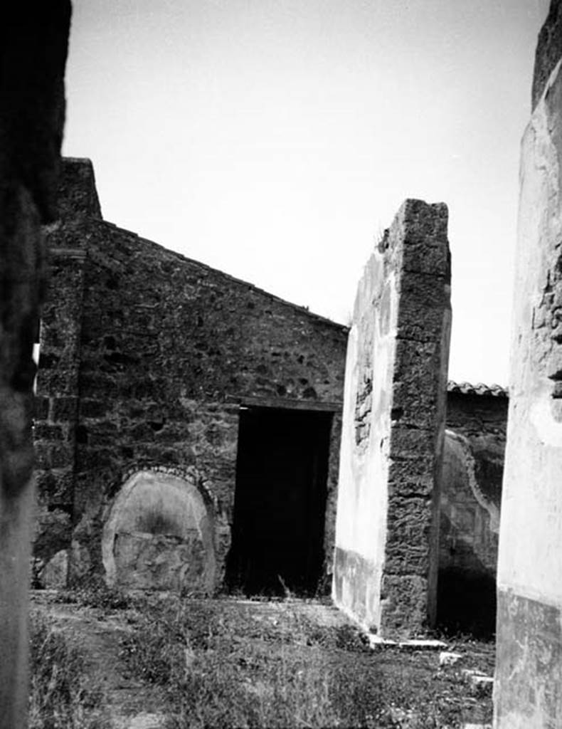 231715 Bestand-D-DAI-ROM-W.501.jpg
VI.9.2 Pompeii. W.501. Looking west to north-west corner of atrium, with doorway to room 29, centre, and peristyle, on right.
Photo by Tatiana Warscher. VI.9.2 Pompeii. W.501. 
Looking west to north-west corner of atrium, with doorway to room 29, centre, and peristyle, on right.
Photo by Tatiana Warscher. Photo © Deutsches Archäologisches Institut, Abteilung Rom, Arkiv.