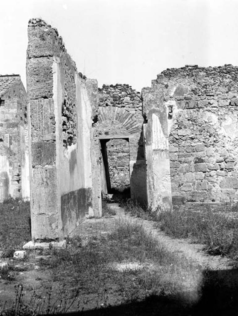 231471 Bestand-D-DAI-ROM-W.497.jpg
VI.9.2 Pompeii. W.497. Room 32, corridor leading east, from north-east corner of atrium.
Photo by Tatiana Warscher. With kind permission of DAI Rome, whose copyright it remains. 
See http://arachne.uni-koeln.de/item/marbilderbestand/231471