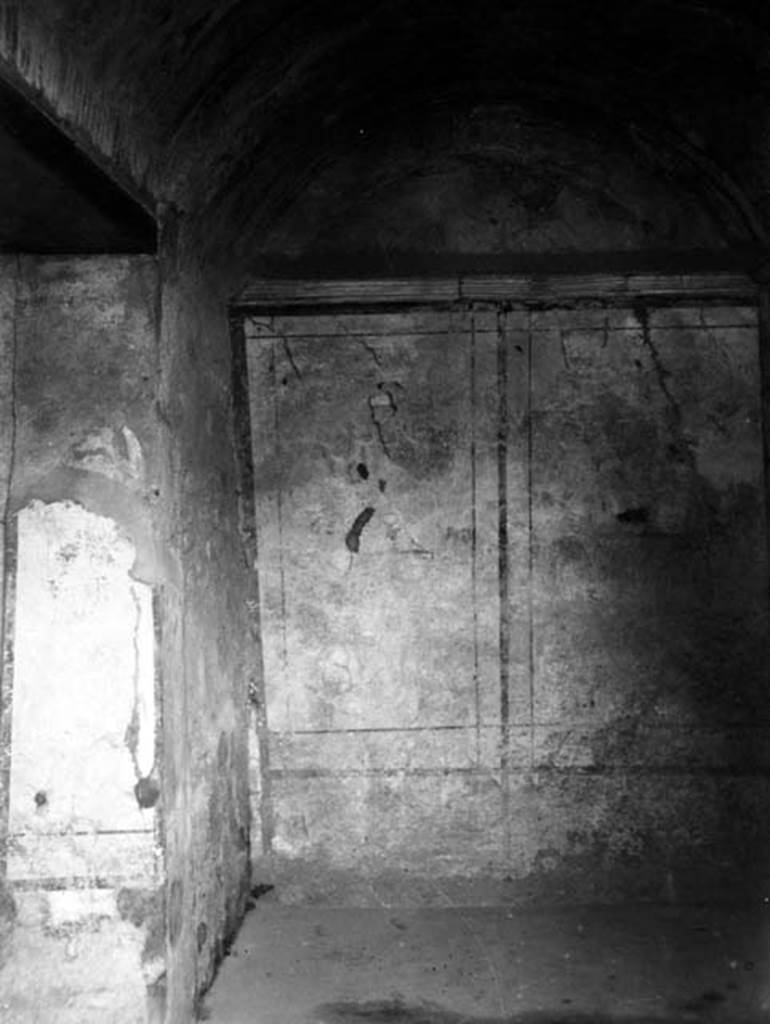 231191 Bestand-D-DAI-ROM-W.428.jpg
VI.9.2 Pompeii. W.428. Room 31, looking towards south wall in alcove.
Photo by Tatiana Warscher. With kind permission of DAI Rome, whose copyright it remains. 
See http://arachne.uni-koeln.de/item/marbilderbestand/231191