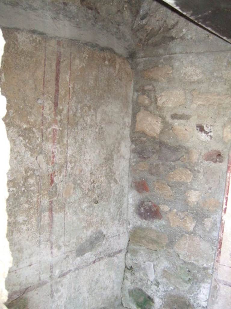 VI.9.2 Pompeii.   September 2005.  Room 31. South east corner of recess on east side.