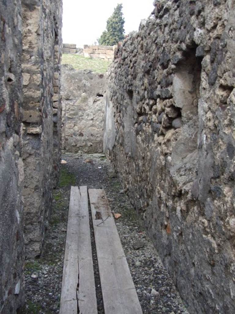 VI.9.2 Pompeii.   December 2007.  Room 30.  Corridor on east side of the house, looking north.