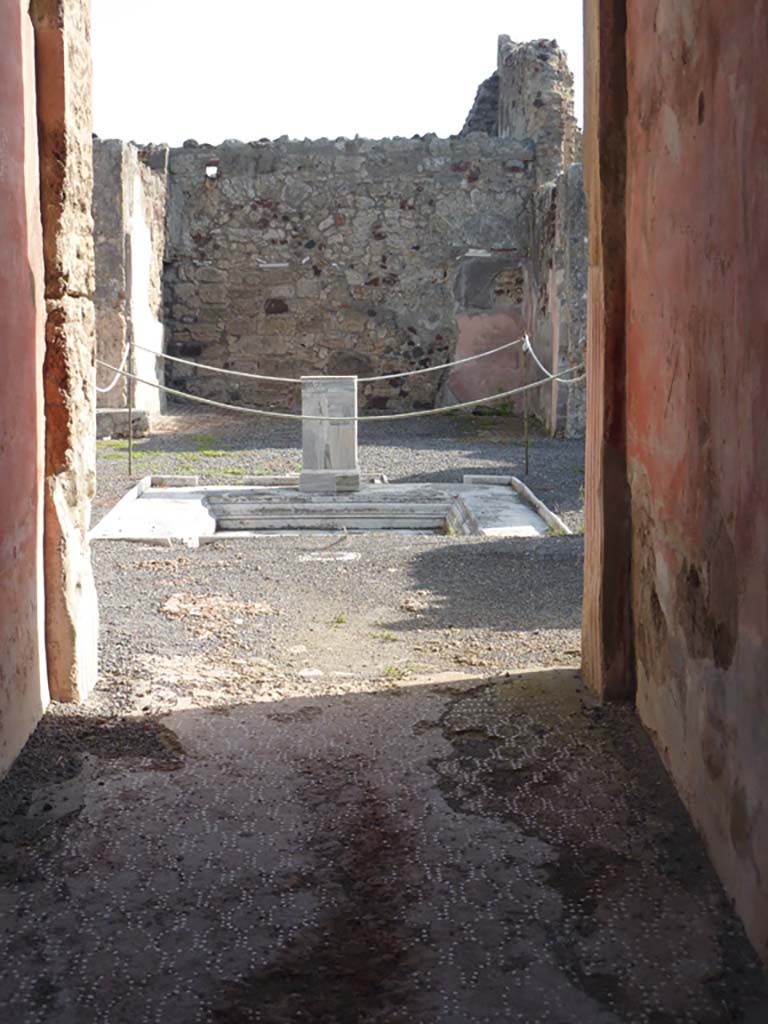 VI.9.2/13 Pompeii. October 2014. Looking east from entrance corridor towards atrium.
Foto Annette Haug, ERC Grant 681269 DÉCOR.