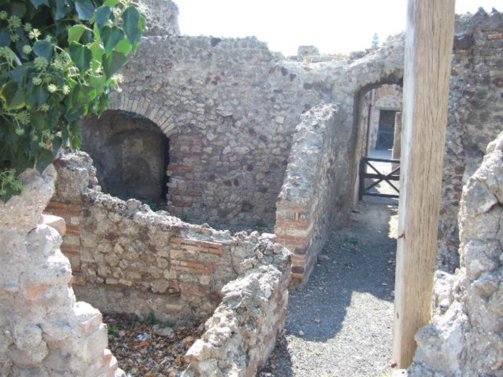 VI.9.2 Pompeii. September 2005. Corridor 30 looking west. Room 36 left, room 33 behind, arch of room 35 and corridor 30 leading to room 32.