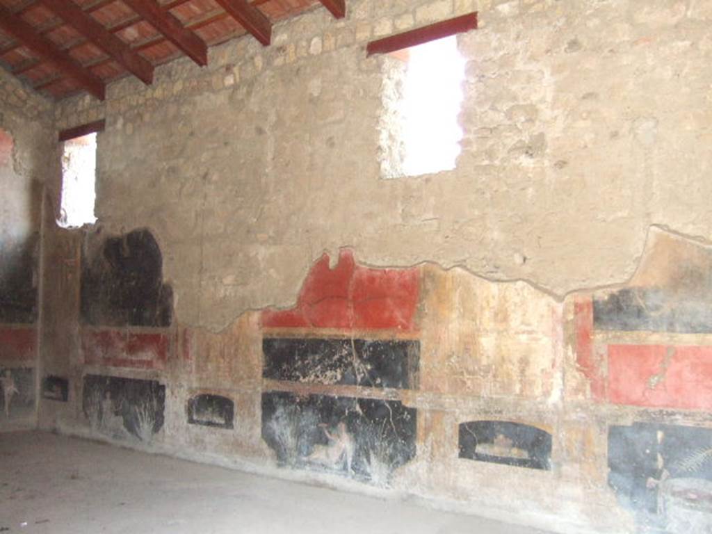 VI.9.2 Pompeii.  September 2005.  Room 27. East wall.