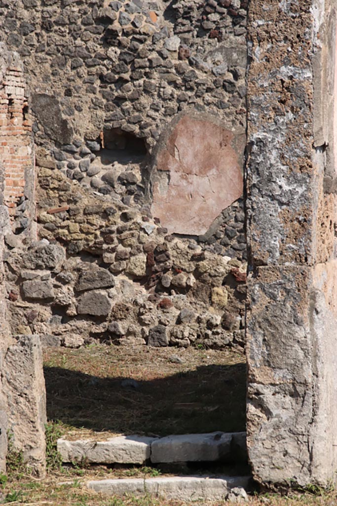 VI.9.3 Pompeii. October 2022. 
Steps to doorway into room 7, in north-east corner of atrium. Photo courtesy of Klaus Heese.