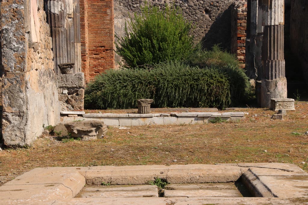 VI.9.3 Pompeii. October 2022. 
Looking east across rear of atrium, towards remains of tablinum (6), and across into peristyle. Photo courtesy of Klaus Heese.