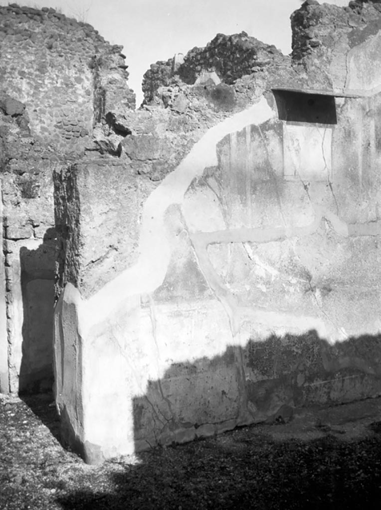 VI.9.3 Pompeii. W693. 
Looking towards north wall of exedra 12, with remains of wall painting of Venus and Aeneas, see Helbig 1382.
Photo by Tatiana Warscher. Photo © Deutsches Archäologisches Institut, Abteilung Rom, Arkiv.