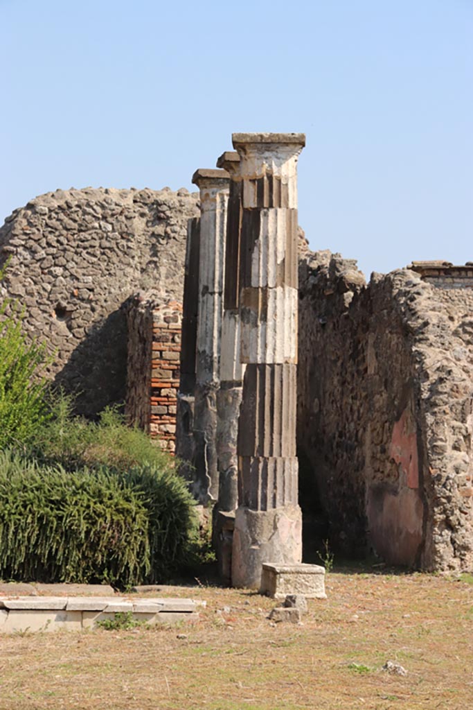 VI.9.3 Pompeii. October 2022. 
Looking east from area of south side of tablinum (6) towards south side of peristyle (9). 
Photo courtesy of Klaus Heese.