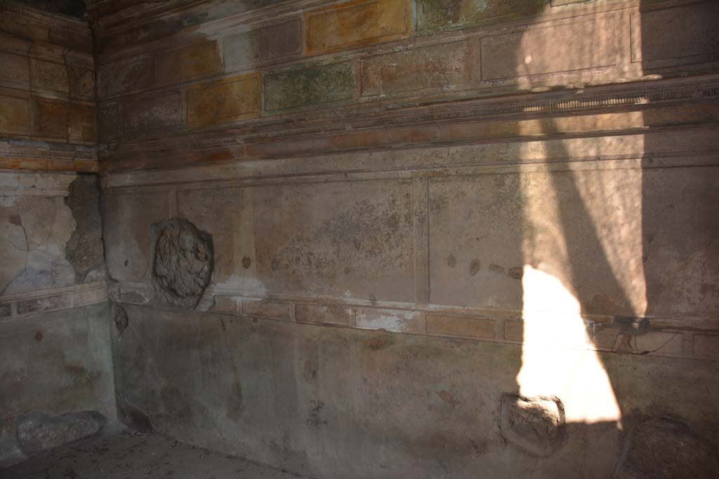 VI.9.3 Pompeii. September 2019. Cubiculum 3, north-west corner and north wall.
Foto Annette Haug, ERC Grant 681269 DÉCOR.