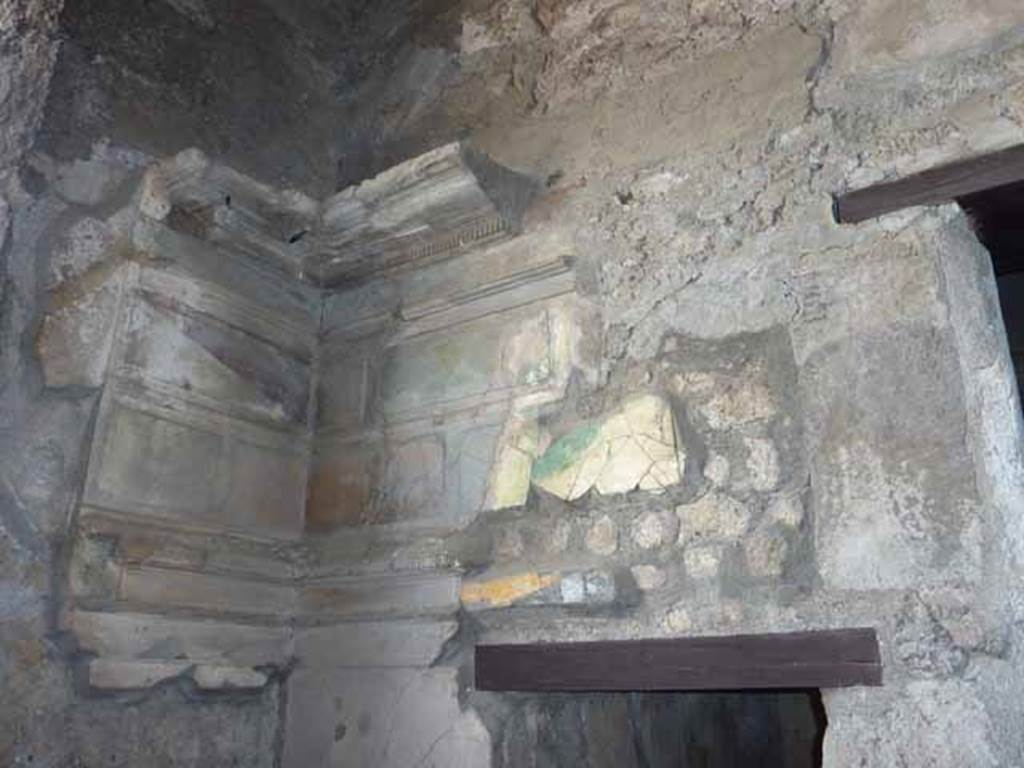 VI.9.3 Pompeii. October 2010. South wall of cubiculum 3, on south side of entrance doorway decorated in the first style. Photo courtesy of Gabriele Große.