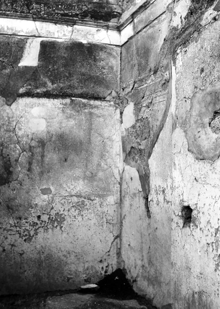 VI.9.3 Pompeii. W684. Room 5A, remains of wall decorations in north-west corner.
Photo by Tatiana Warscher. Photo © Deutsches Archäologisches Institut, Abteilung Rom, Arkiv.