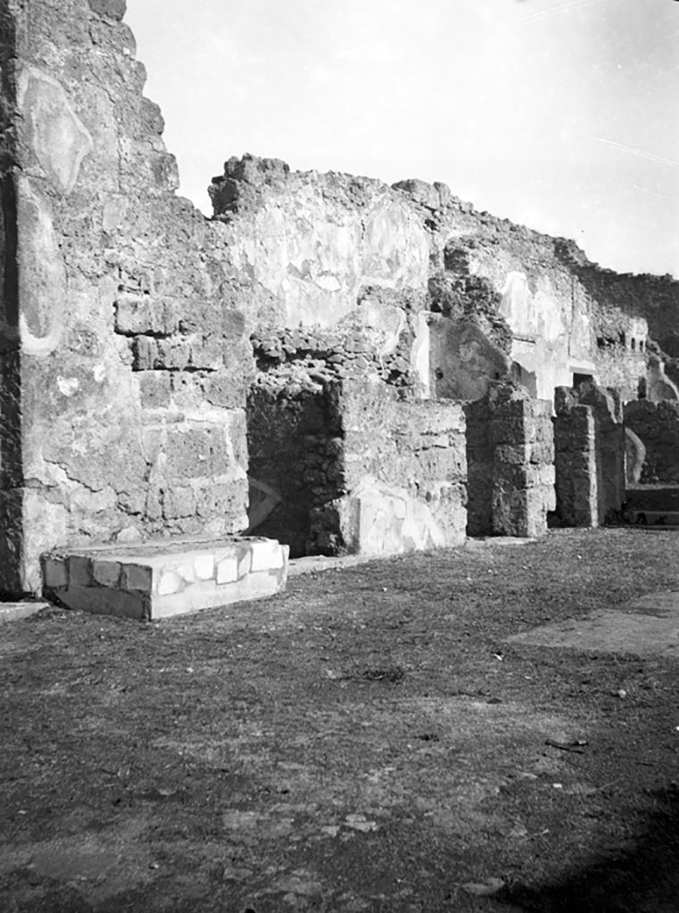 VI.9.3 Pompeii. W680. North side of atrium, doorways to rooms 5A, on left, 5B, 5C and 5D.
Photo by Tatiana Warscher. Photo © Deutsches Archäologisches Institut, Abteilung Rom, Arkiv.
