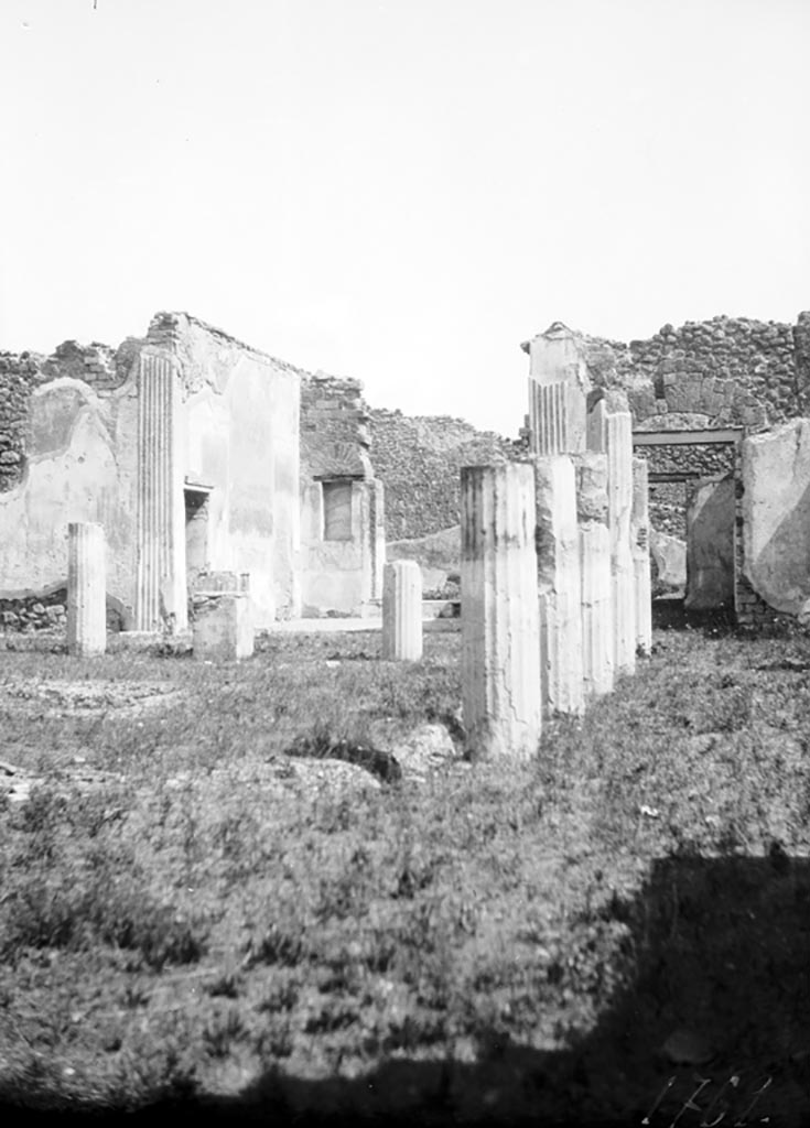 VI.9.5 Pompeii. W712. 
Corinthian atrium 16, looking north-east along south portico towards triclinium 27, tablinum 26 and room 28.
Photo by Tatiana Warscher. Photo © Deutsches Archäologisches Institut, Abteilung Rom, Arkiv.