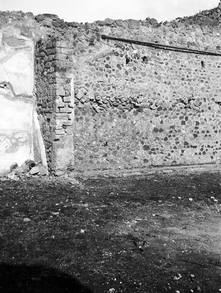 VI.9.5 Pompeii. W722. North wall of triclinium 27 (left) and peristyle 30.
Photo by Tatiana Warscher. Photo © Deutsches Archäologisches Institut, Abteilung Rom, Arkiv.