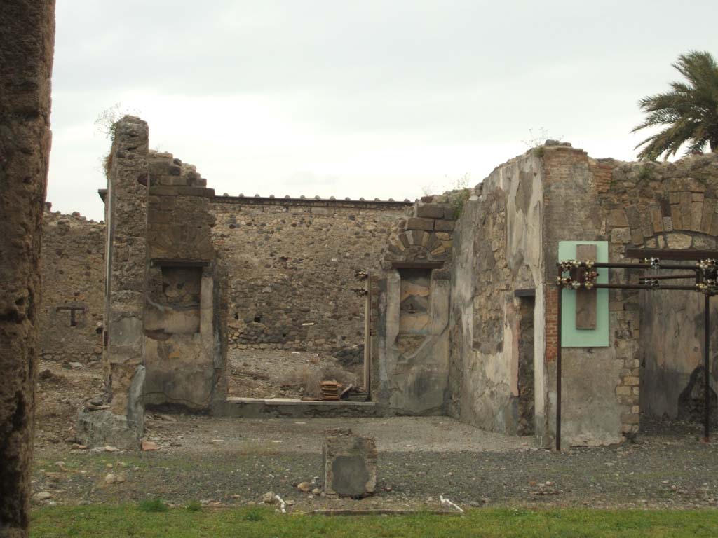 VI.9.5 Pompeii. May 2005. Looking east towards tablinum.