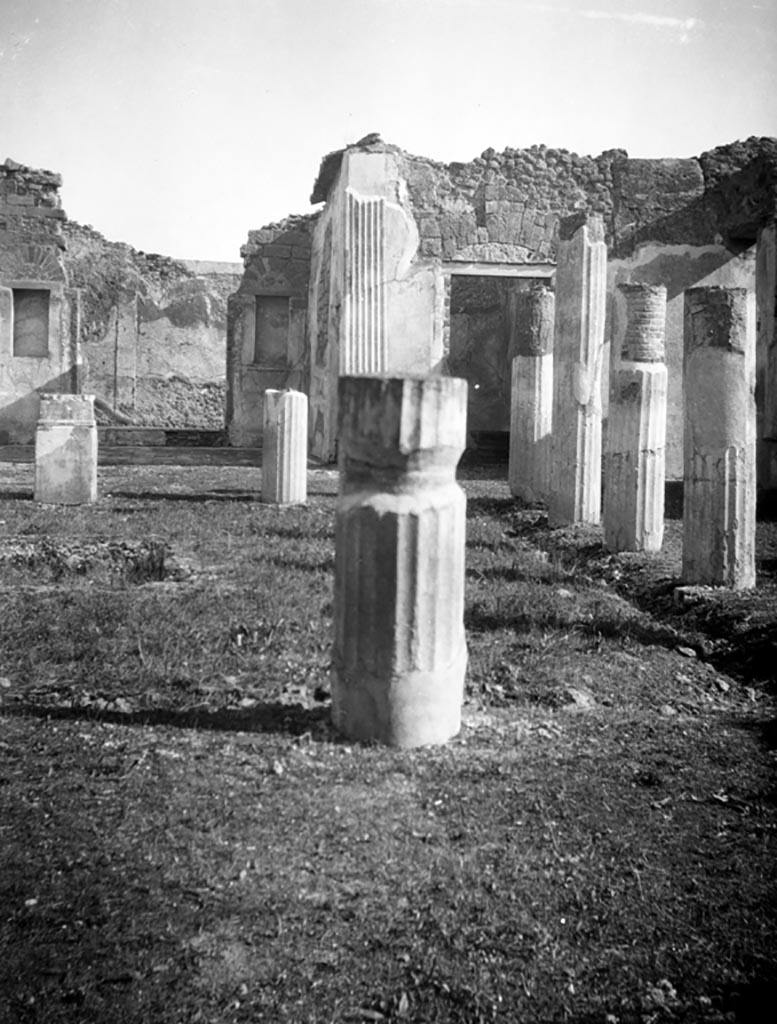 VI.9.5 Pompeii. W709. 
Looking east towards south wall of tablinum 26 and doorway to room 28, from west portico.
Photo by Tatiana Warscher. Photo © Deutsches Archäologisches Institut, Abteilung Rom, Arkiv.